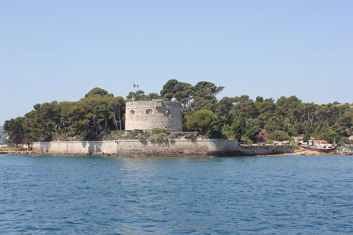 Le fort de Balaguier entouré de pins, au bord de la rade de Toulon
