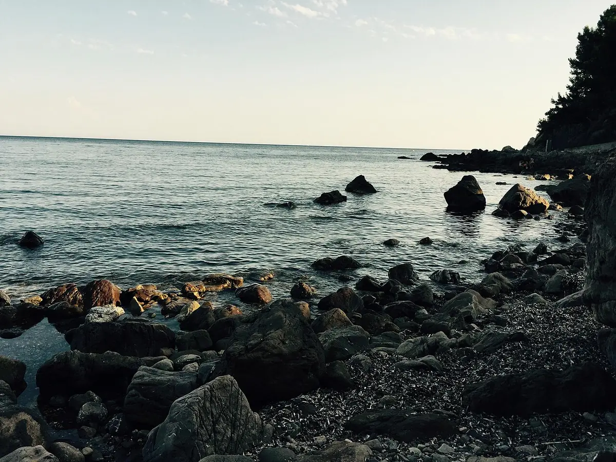 Petite crique rocheuse à La Seyne-sur-Mer, eau calme et rochers