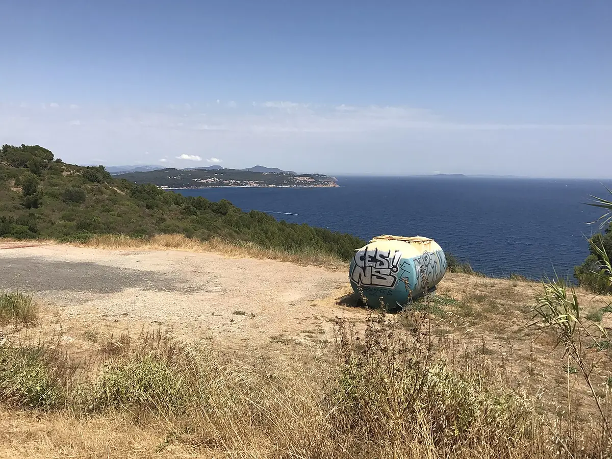 Vue sur l’anse des Sablettes et la mer depuis une colline couverte de végétation sèche