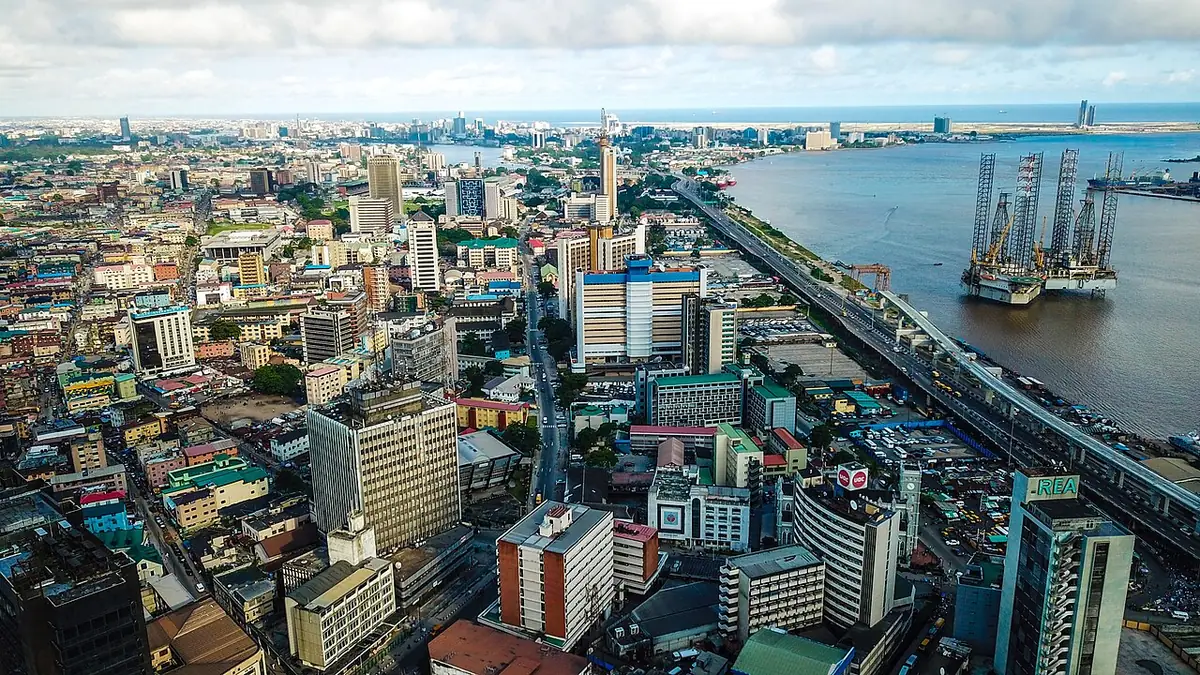 Vue aérienne de Lagos Island, ses immeubles denses et le front de lagune
