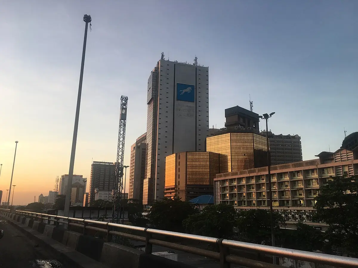 Tours de bureaux le long de Marina Road au crépuscule, vues depuis un pont