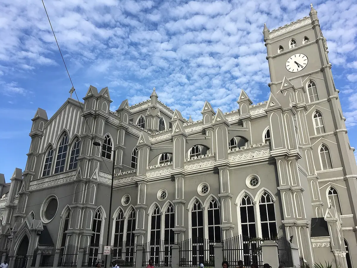 La cathédrale Christ Church de Marina, façade néogothique grise et tour de l’horloge