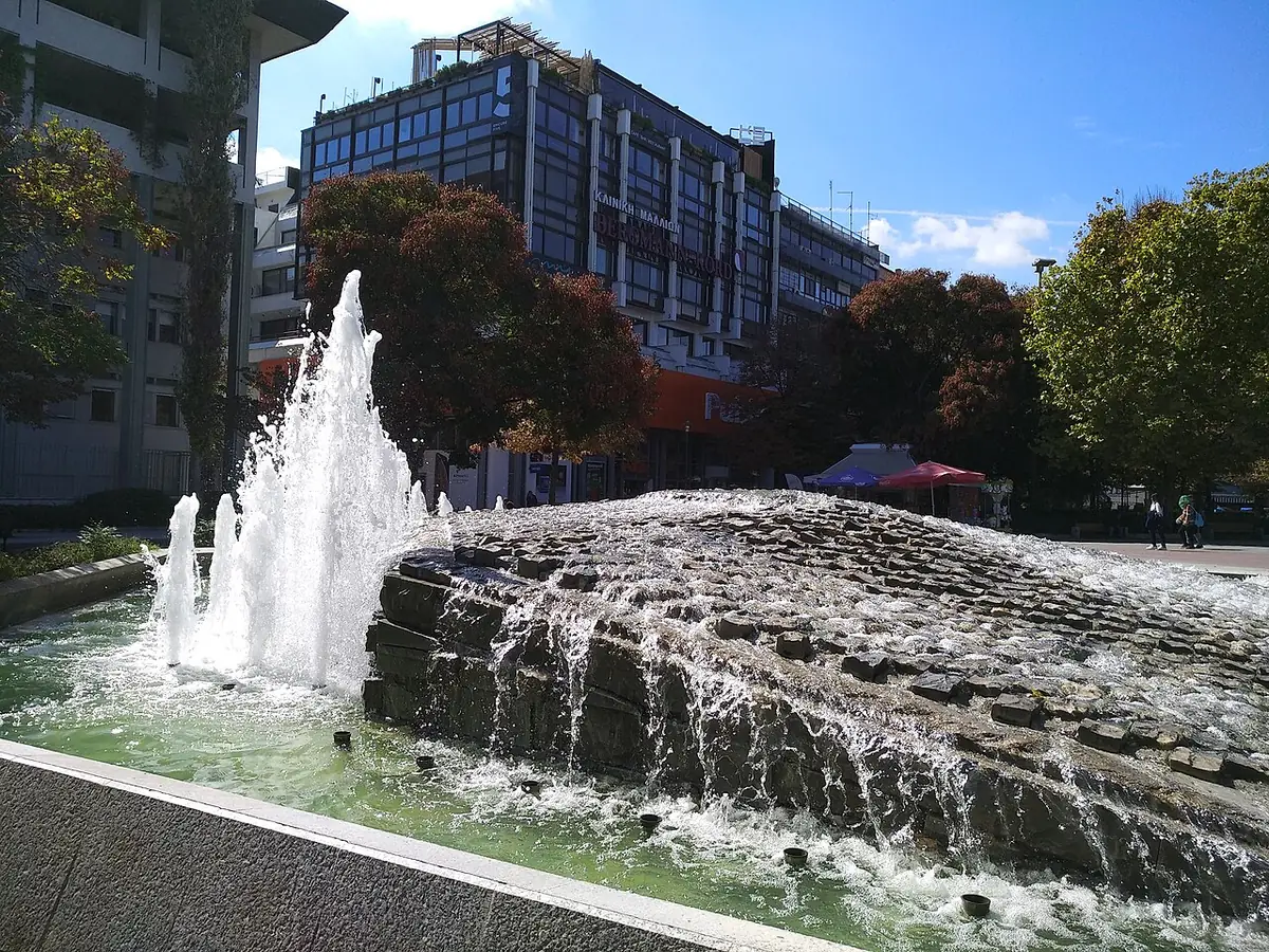 La place centrale de Larissa, avec sa fontaine et ses immeubles de bureaux