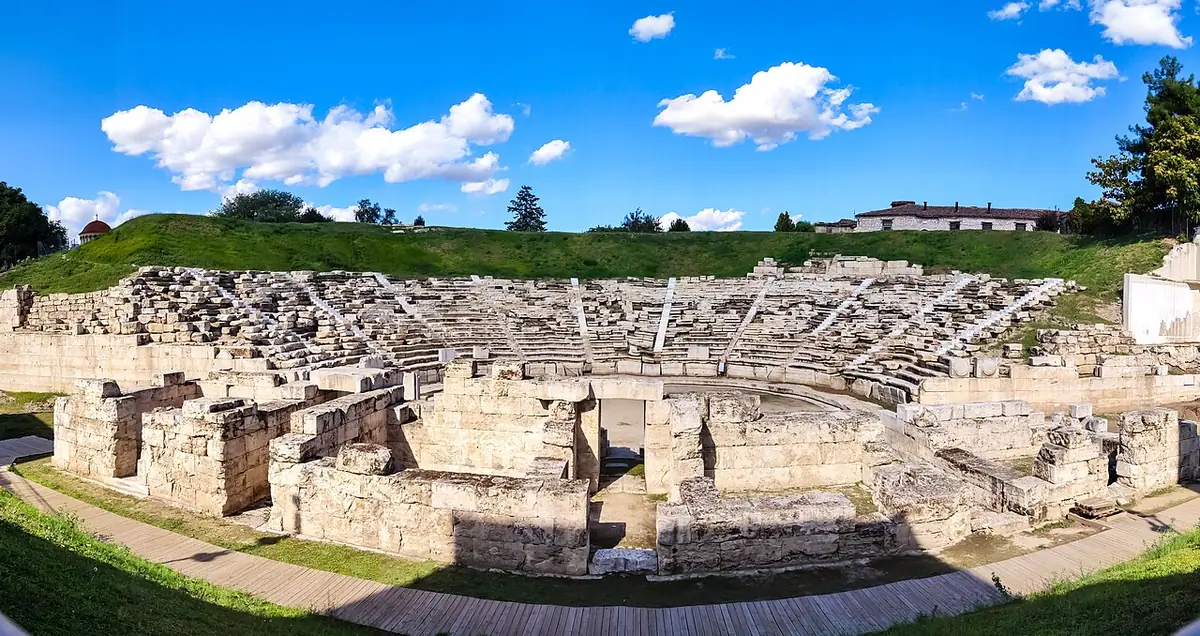 Le théâtre antique A de Larissa, vestiges en gradins de pierre
