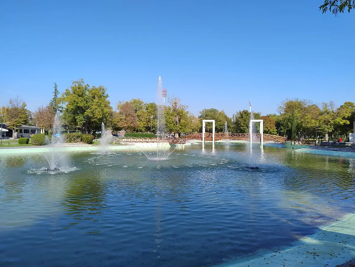 Le lac du parc Alkazar à Larissa, avec ses jets d’eau