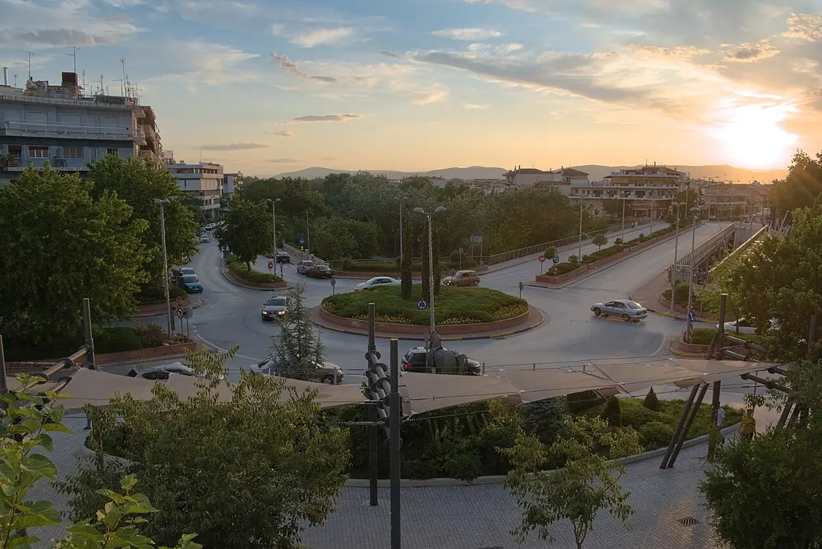 Un rond-point éclairé au coucher du soleil à Larissa