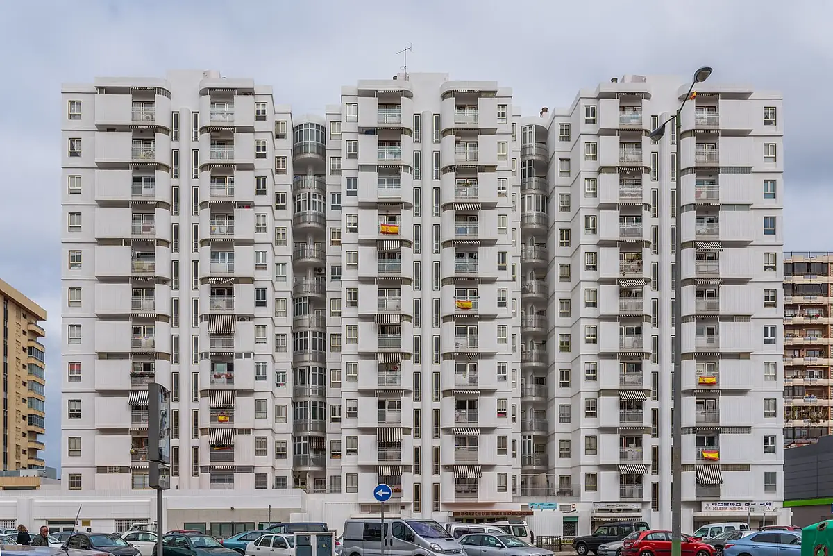 Grand immeuble d’habitation blanc de plusieurs étages à Las Palmas
