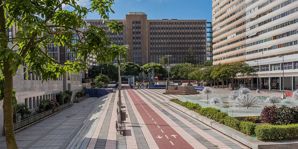 Rue piétonne avec piste cyclable, fontaines et immeubles de bureaux à Las Palmas