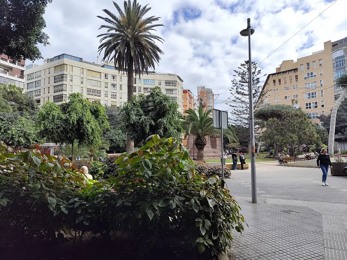 La plaza de España de Las Palmas, palmiers et immeubles autour