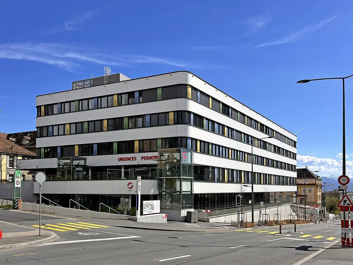 Un immeuble de bureaux à l’angle d’une rue à Lausanne