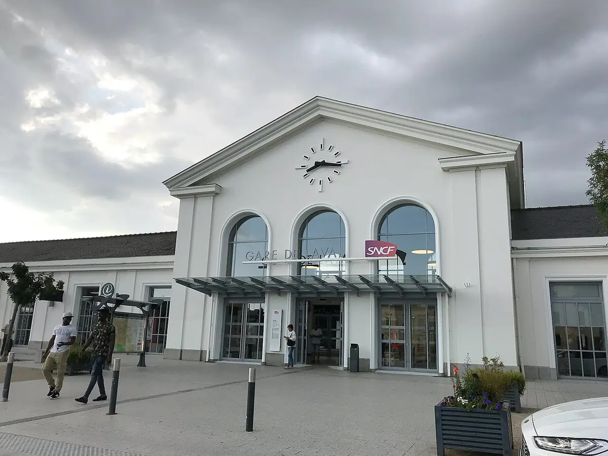 Façade blanche de la gare de Laval avec son horloge