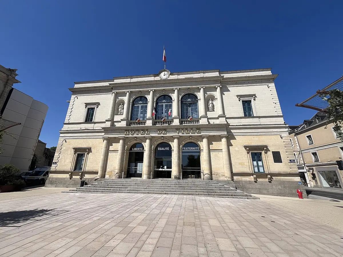 L’hôtel de ville de Laval et son large parvis dallé, sous un ciel bleu