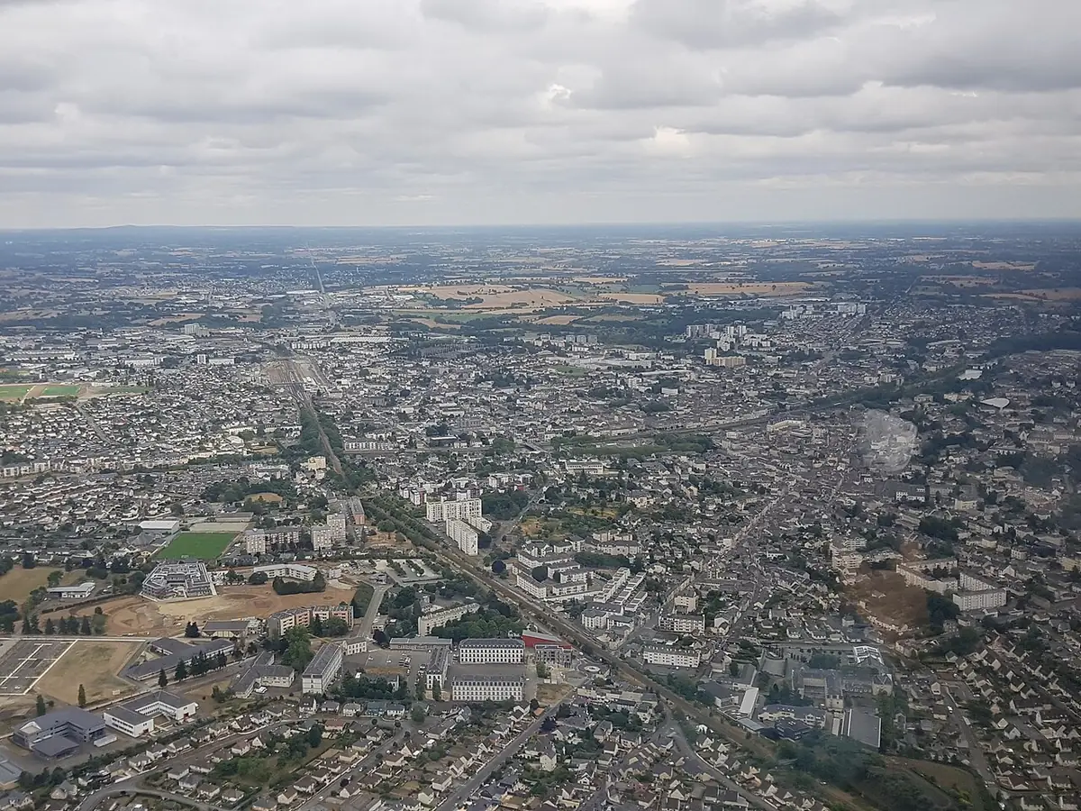 Vue aérienne de Laval et de ses quartiers sous un ciel nuageux