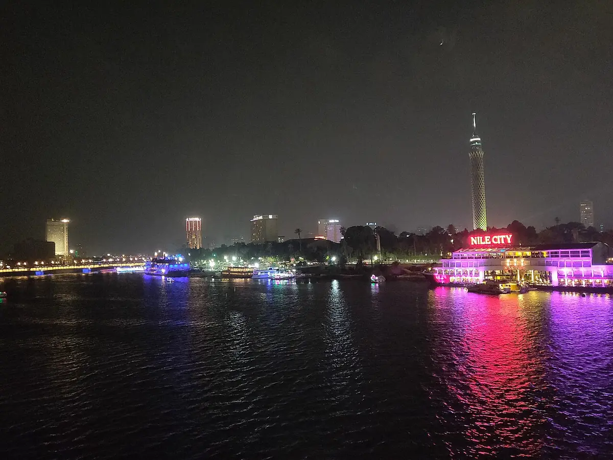 La tour du Caire illuminée la nuit au bord du Nil