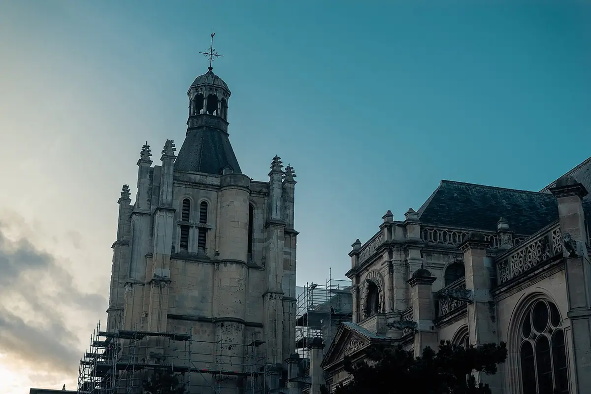 La flèche de la cathédrale Notre-Dame du Havre sous un ciel bleu