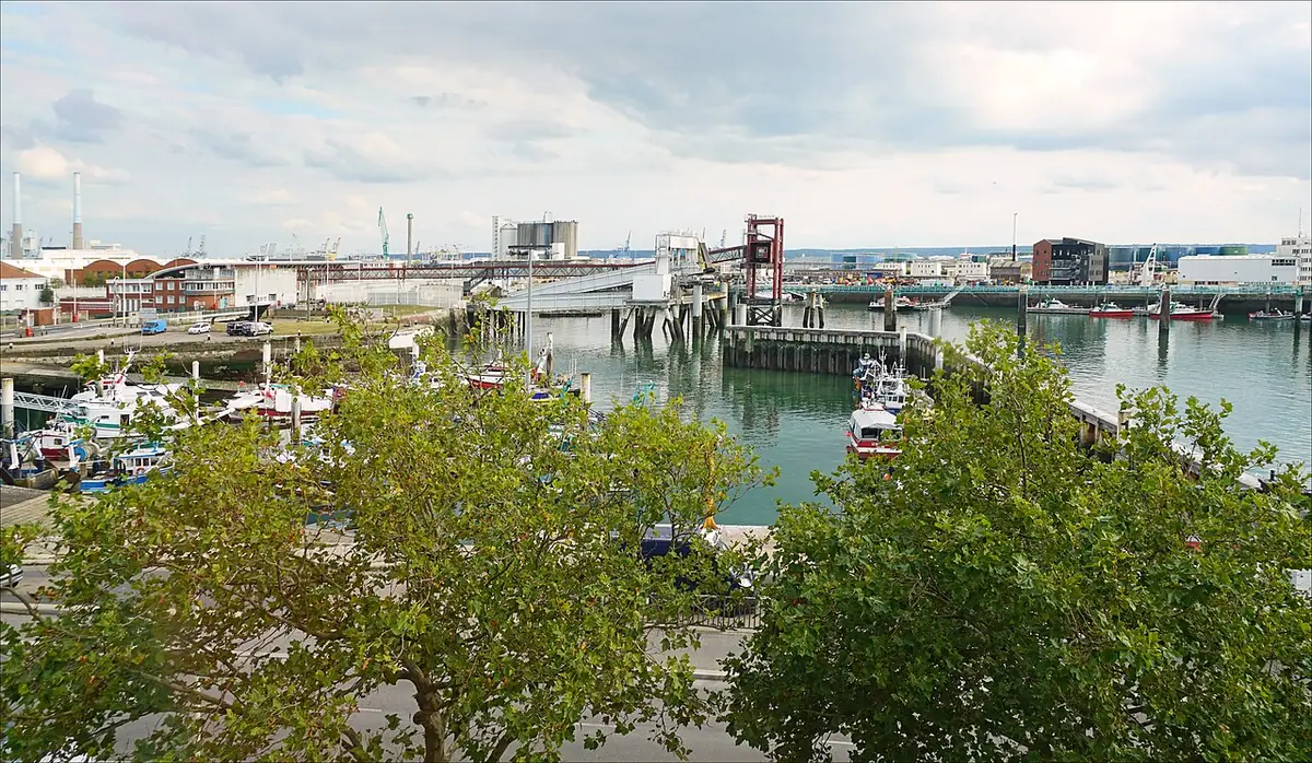 Le port de pêche du Havre, bateaux amarrés le long des quais