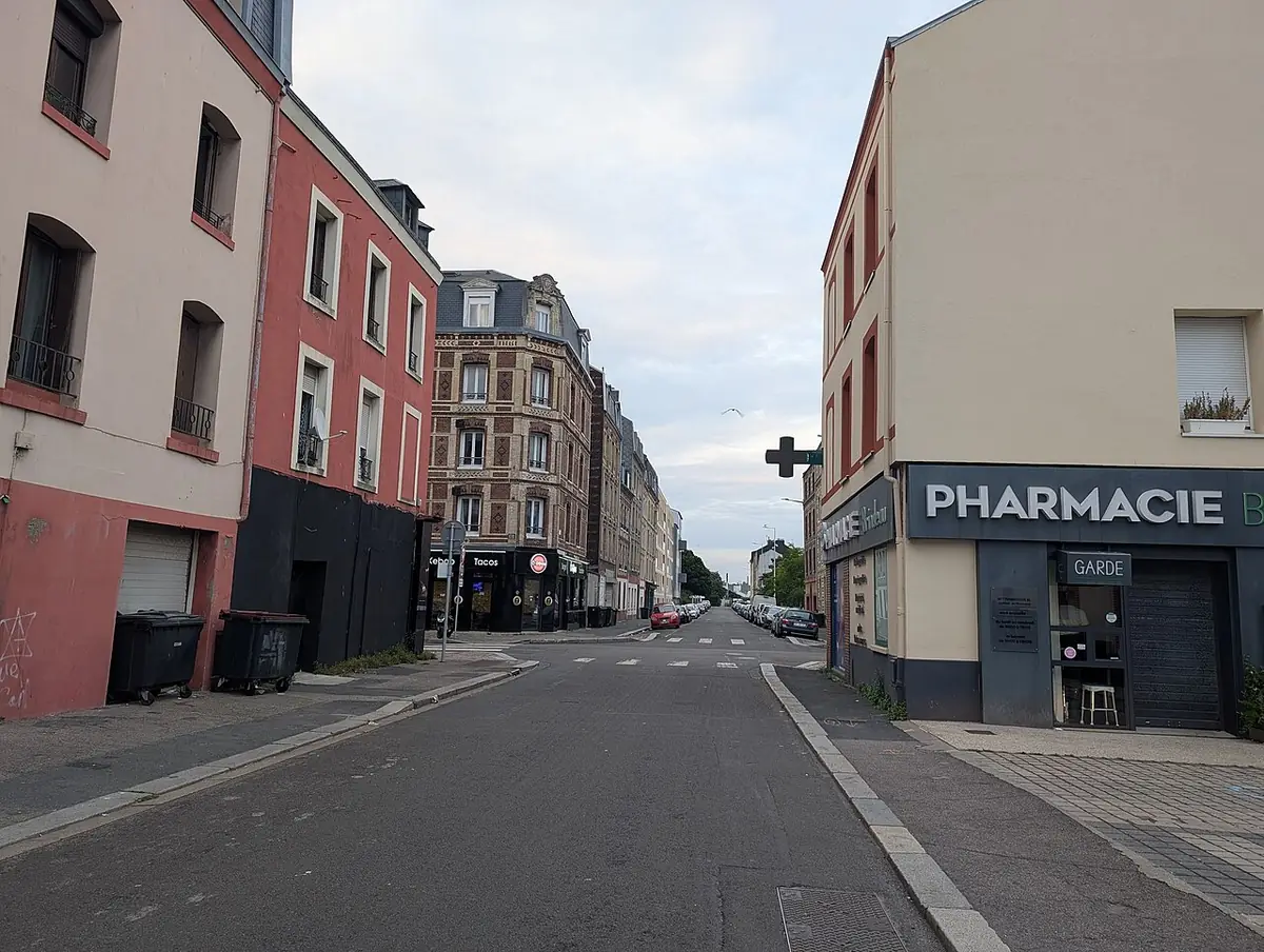 La rue d’Arcole au Havre, avec sa pharmacie et ses immeubles