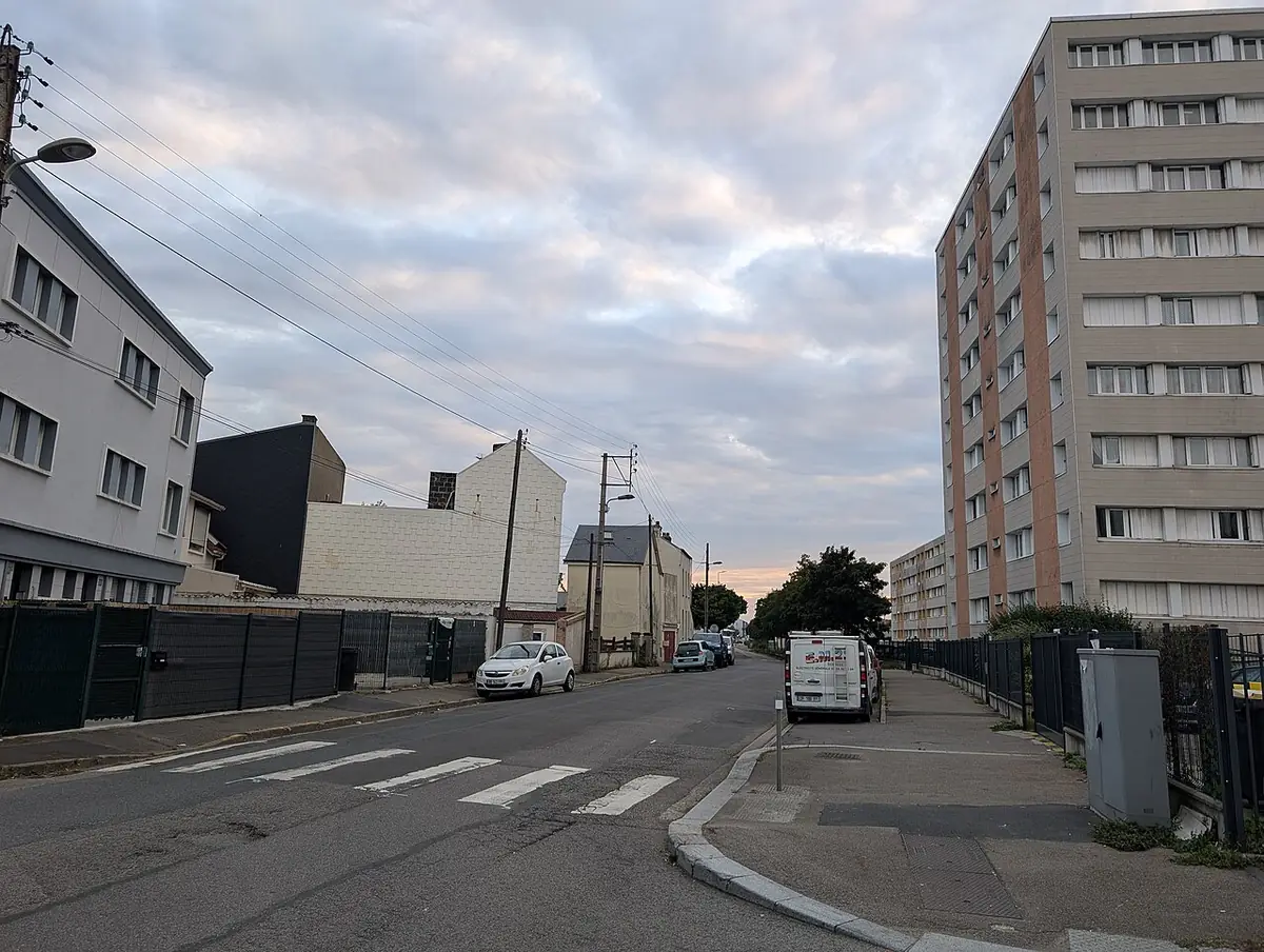 La rue de Pressensé au Havre, bordée d’immeubles modernes