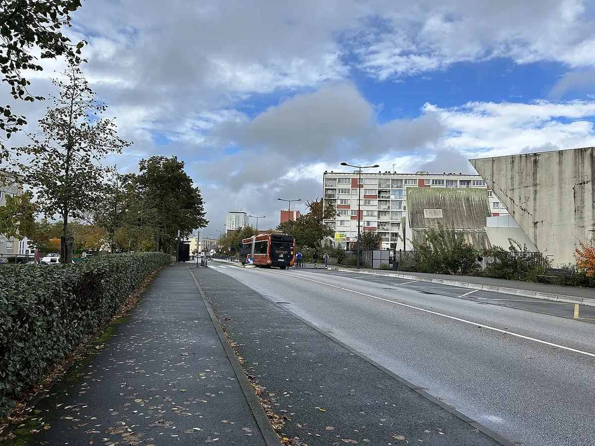 Une avenue bordée d’immeubles modernes en périphérie du Mans