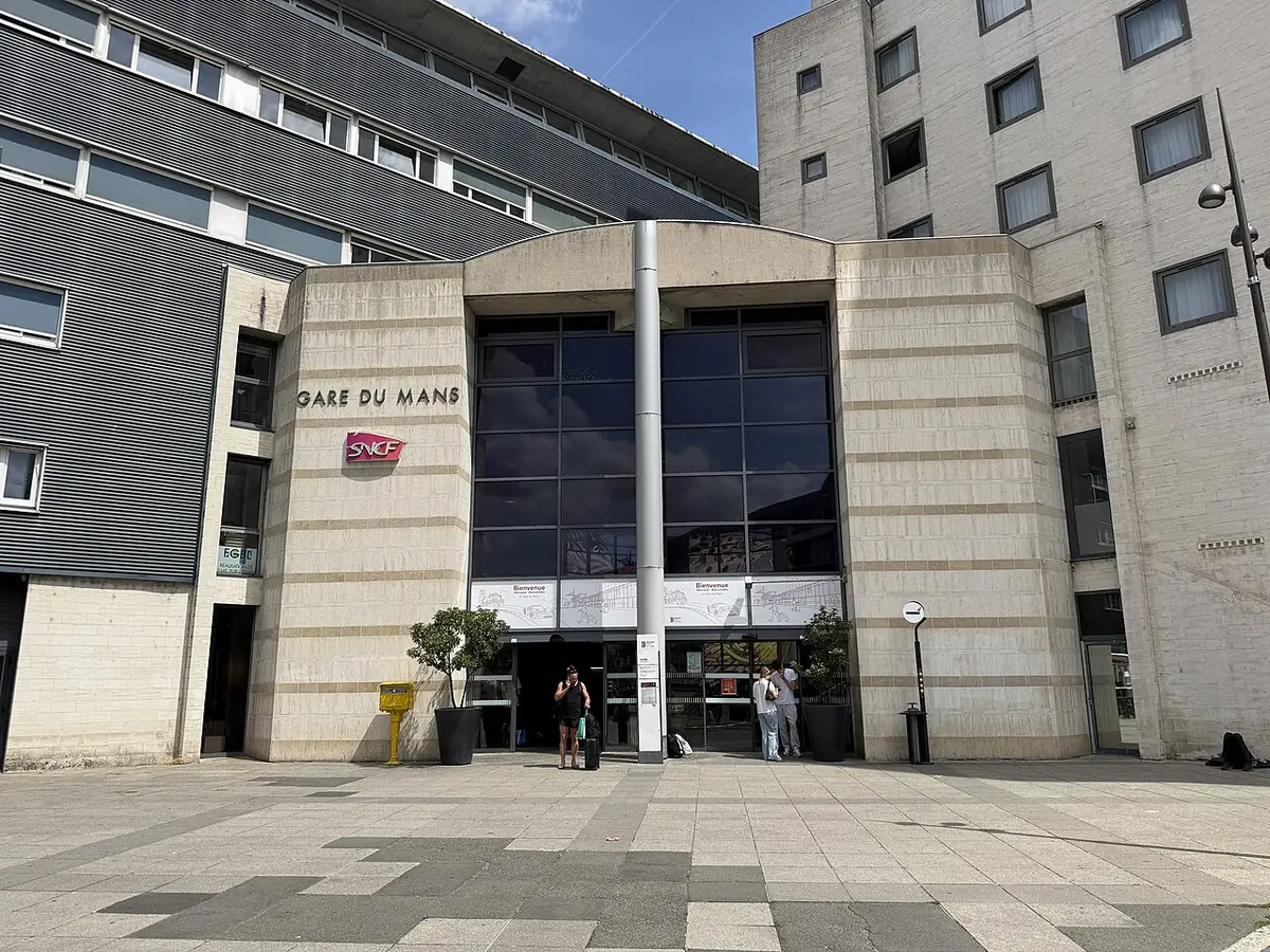 La gare du Mans vue de l’extérieur, avec son parvis