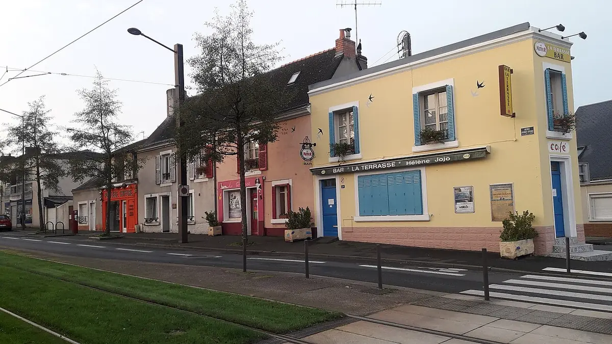 Des maisons aux façades colorées bordant une rue du Mans