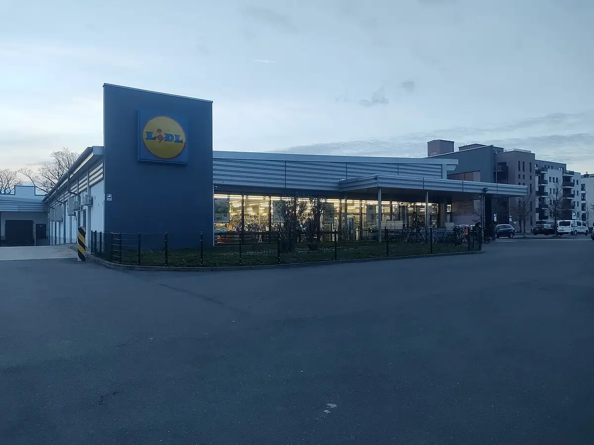 Un supermarché Lidl avec son parking à Leipzig
