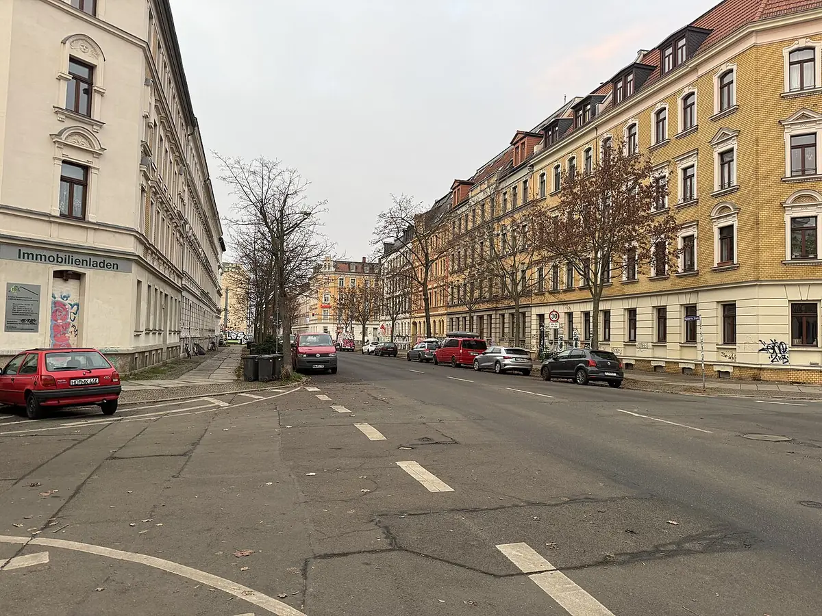Une large avenue bordée d’immeubles anciens à Leipzig
