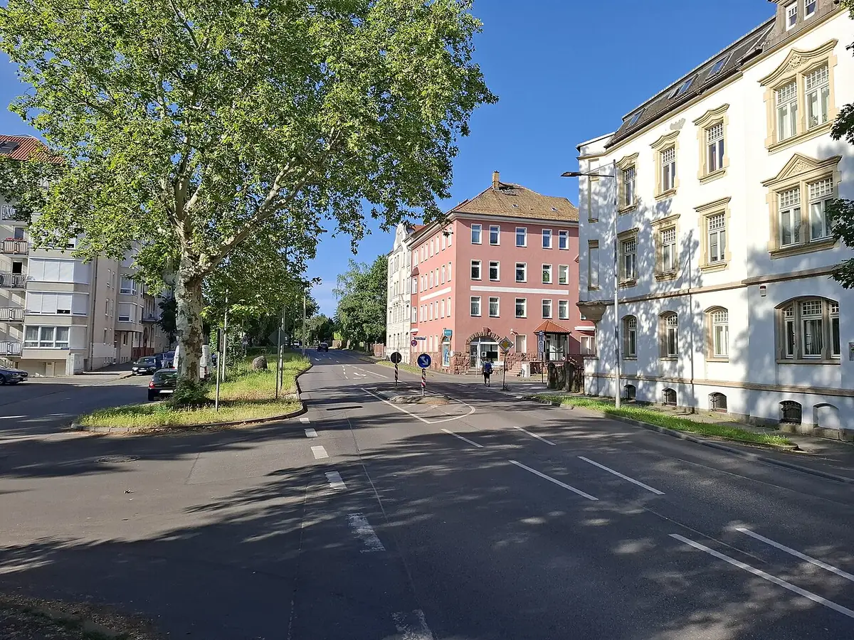 Une rue résidentielle arborée à Leipzig