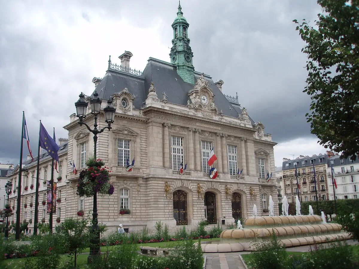 L’hôtel de ville de Levallois-Perret, avec ses drapeaux et une fontaine devant