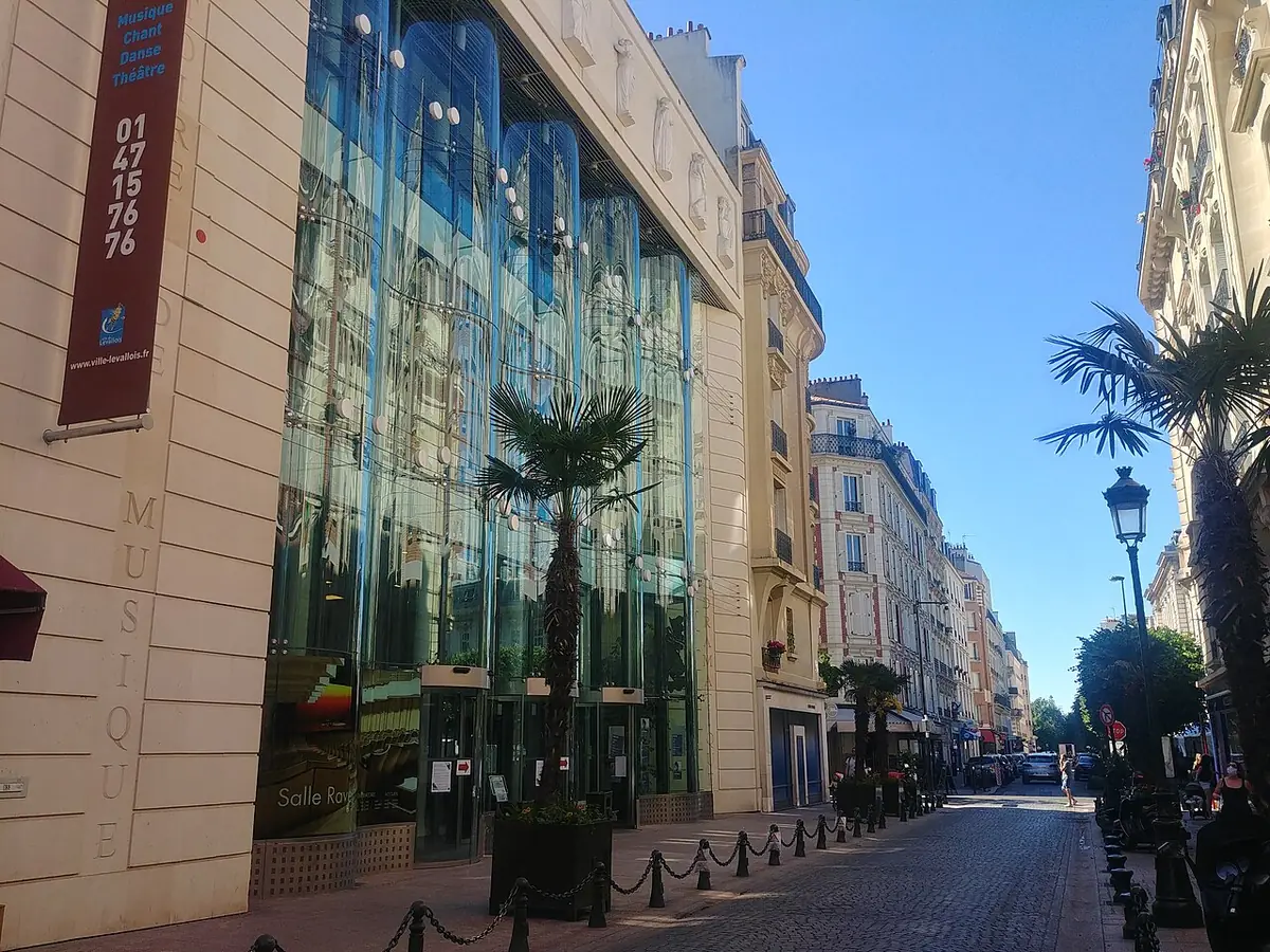 Rue Gabriel-Péri avec la façade vitrée du conservatoire et des immeubles anciens
