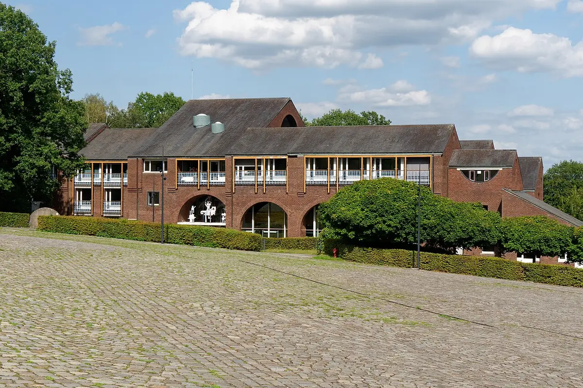 Le bâtiment B32 du campus du Sart-Tilman, façade en briques et cour pavée