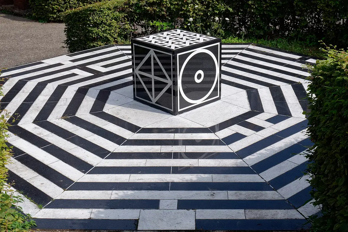 La place au sol en damier noir et blanc, avec la sculpture Labyrinthe à Liège