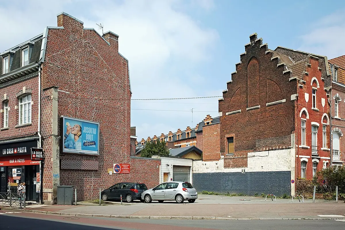 Un carrefour bordé de façades à pignons flamands à Lille
