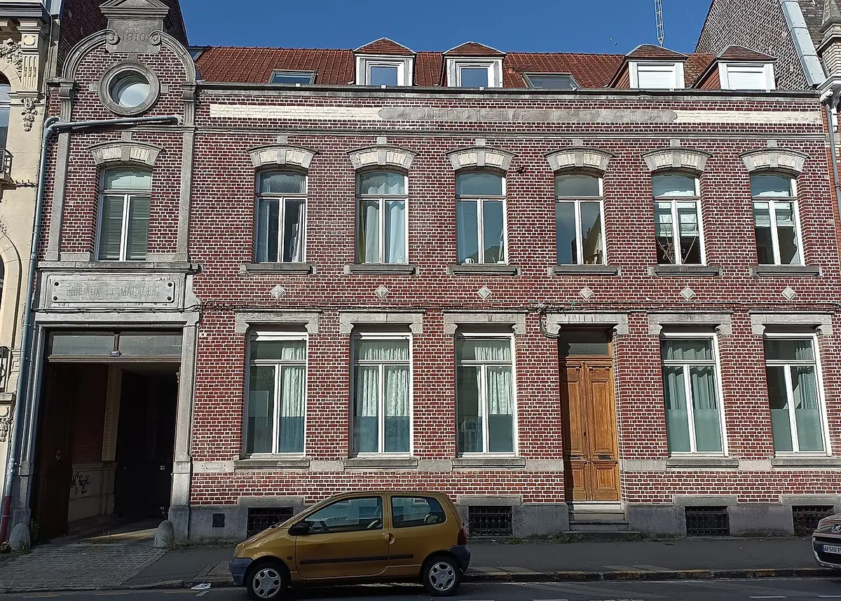 Une maison de ville en briques à trois étages à Lille