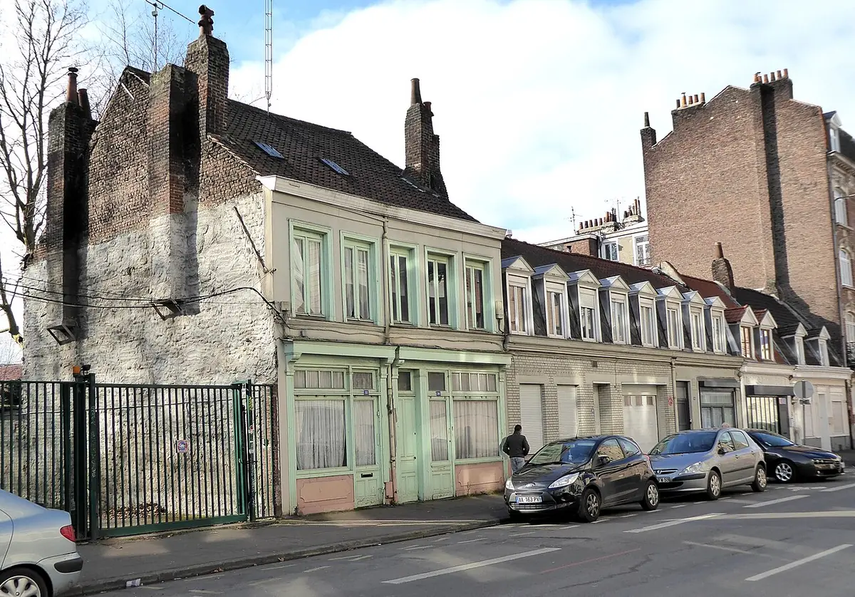 Une rue résidentielle bordée de maisons anciennes à Lille