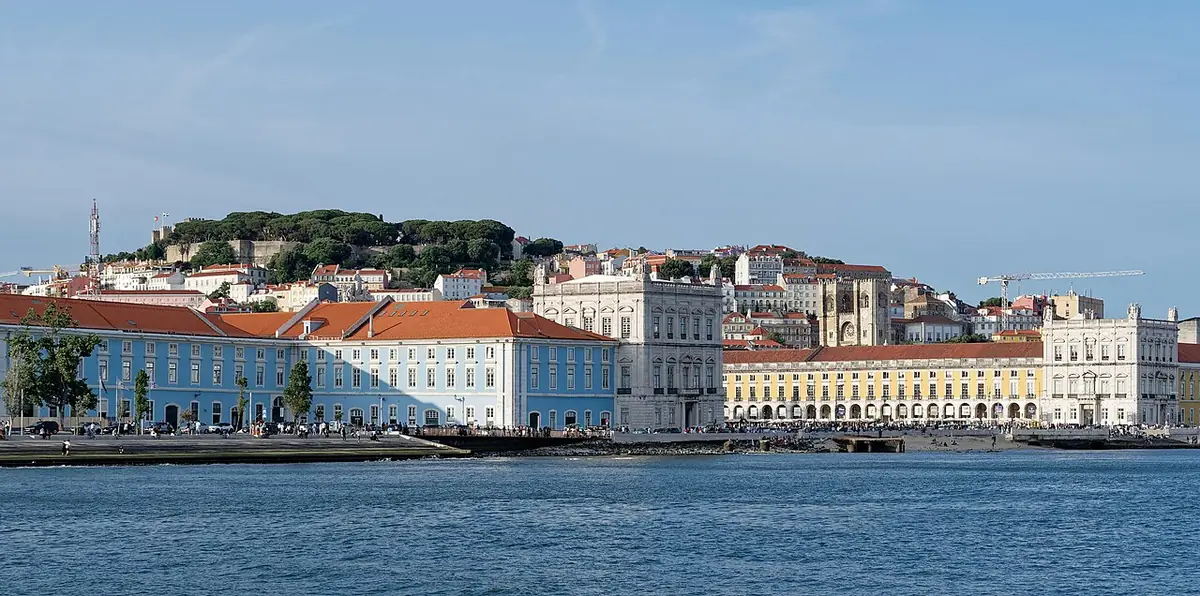 La praça do Comércio vue depuis le Tage, avec le château Saint-Georges sur la colline