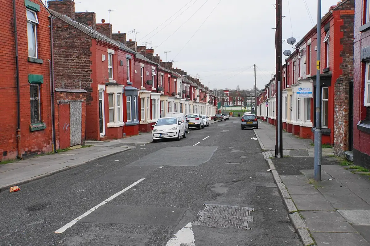 Une rangée de maisons mitoyennes en brique rouge dans une rue de Liverpool