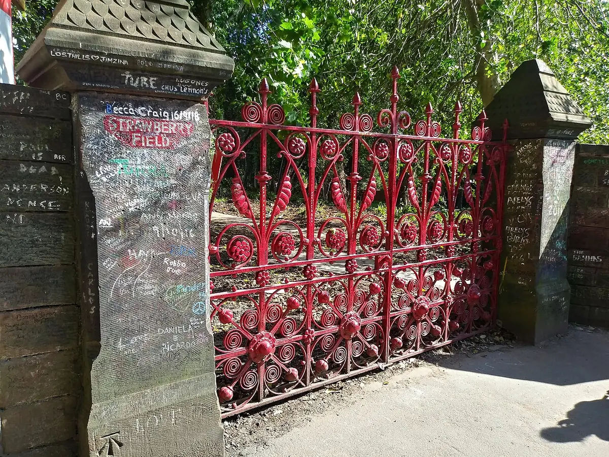 Les grilles rouges à l’entrée de Strawberry Field