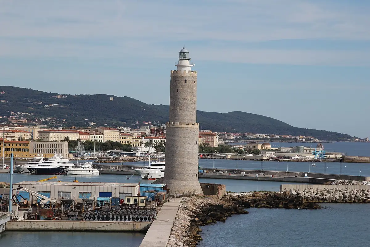 Le phare de Livourne à l’entrée du port, la ville et les collines en arrière-plan