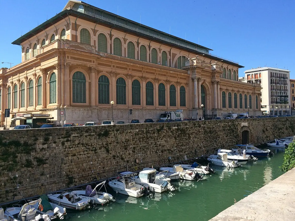 Le marché central de Livourne, grand bâtiment ancien au bord d’un canal