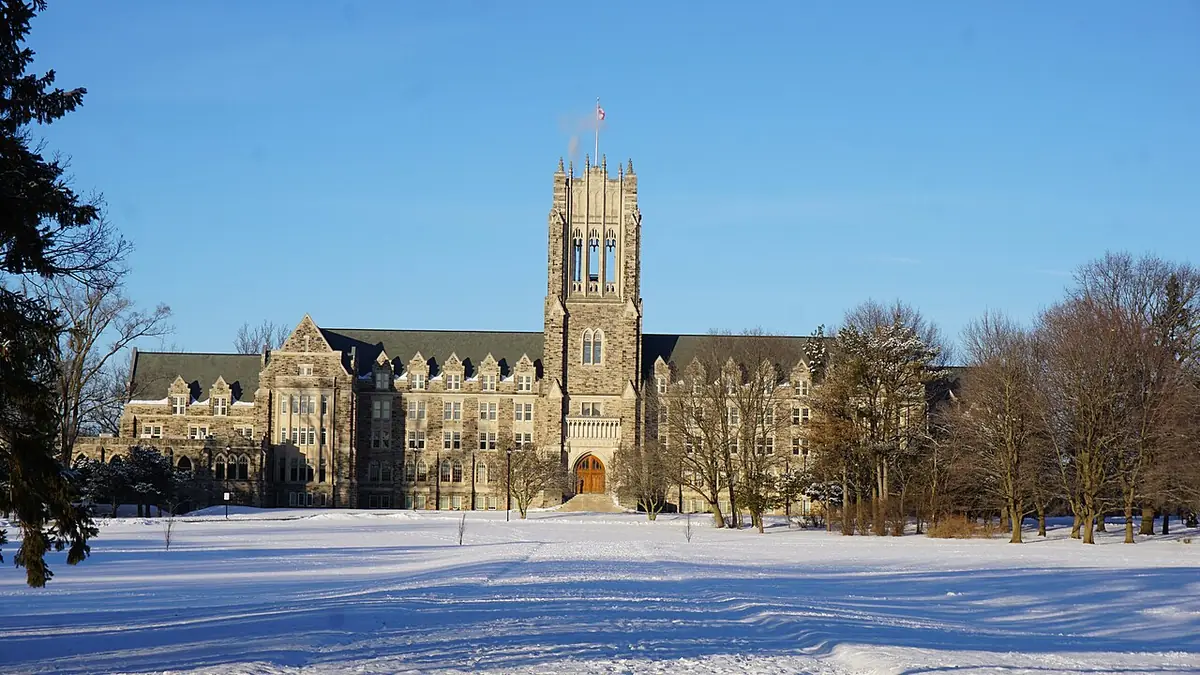 Le séminaire St. Peter’s à London (Ontario), grand bâtiment gothique en pierre sous la neige