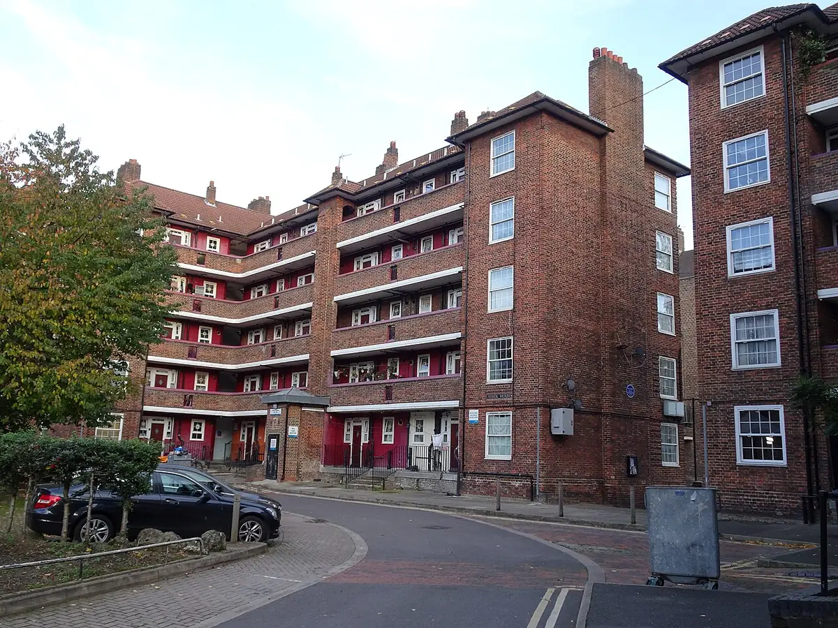 Immeuble d’habitation en brique à coursives, Arrol House, rue Rockingham à Southwark