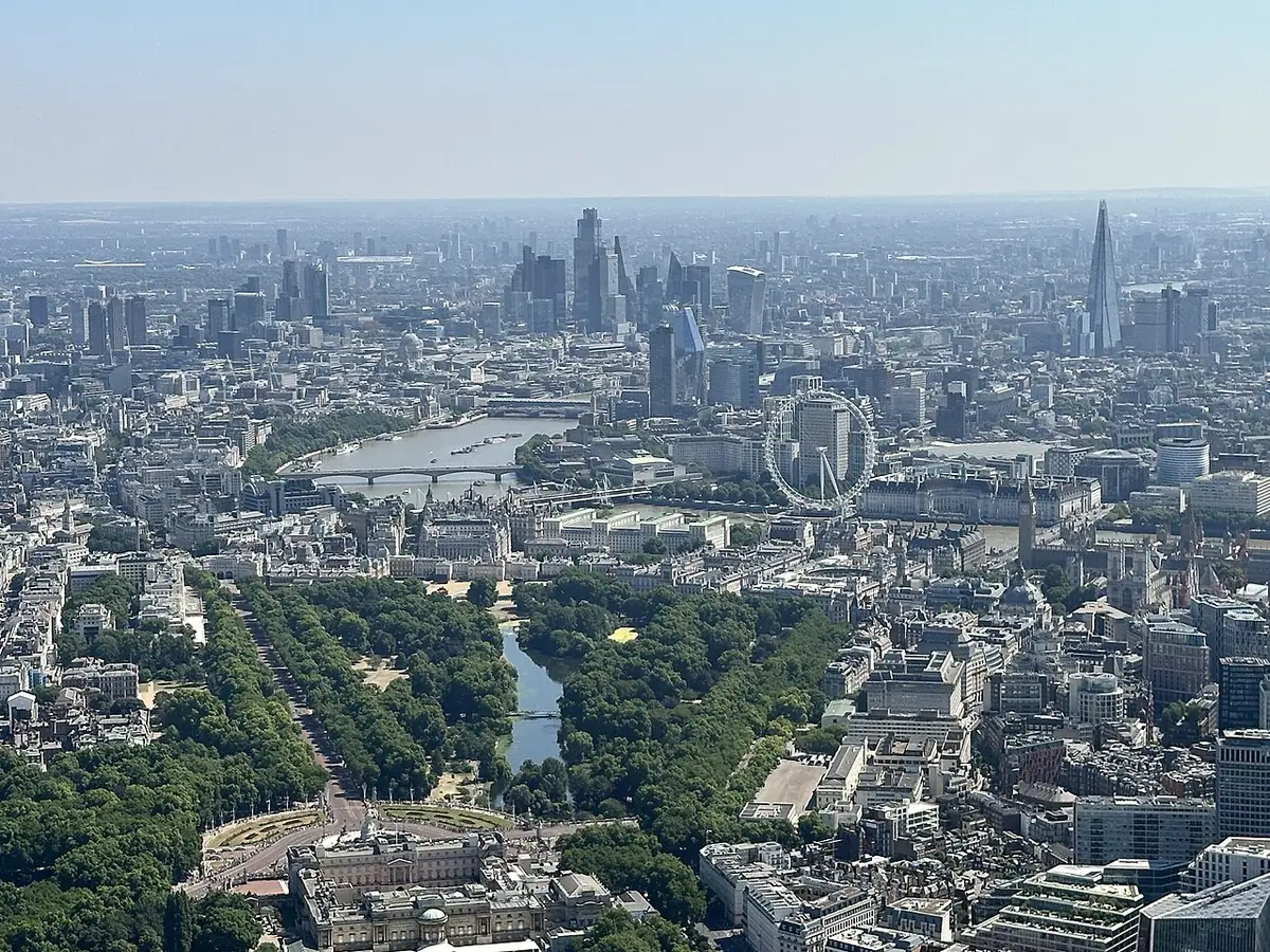 Vue aérienne de Londres au-dessus de St James’s Park, la Tamise, le London Eye et les tours de la City au loin
