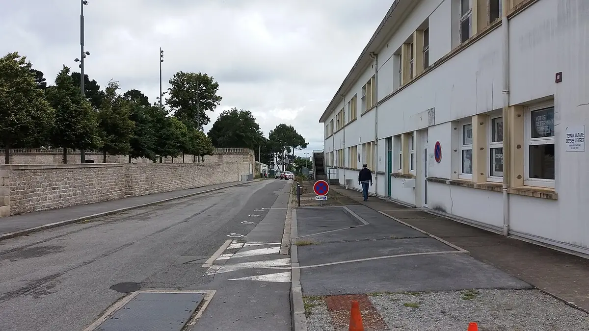 La rampe de la Chapelle à Lorient, rue longée d’un mur en pierre et d’un bâtiment blanc