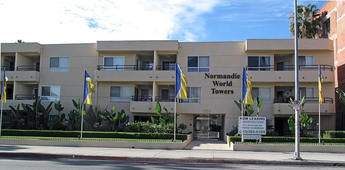 Normandie World Towers, un immeuble d’appartements à balcons à Los Angeles