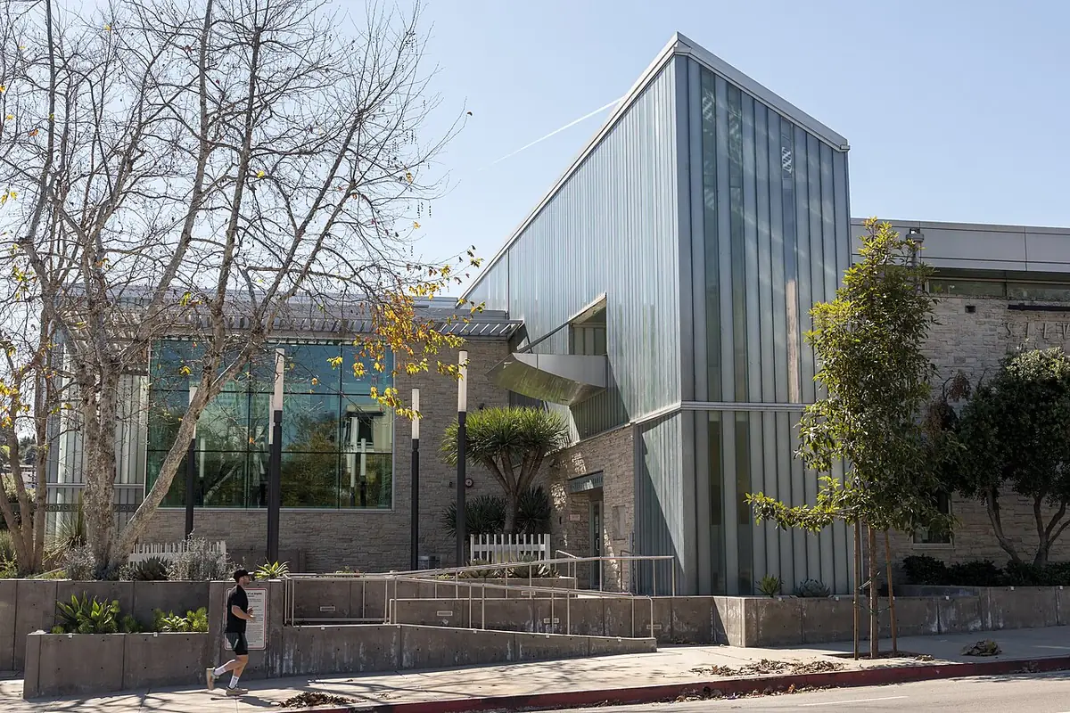 La façade vitrée et anguleuse de la bibliothèque de Silver Lake à Los Angeles