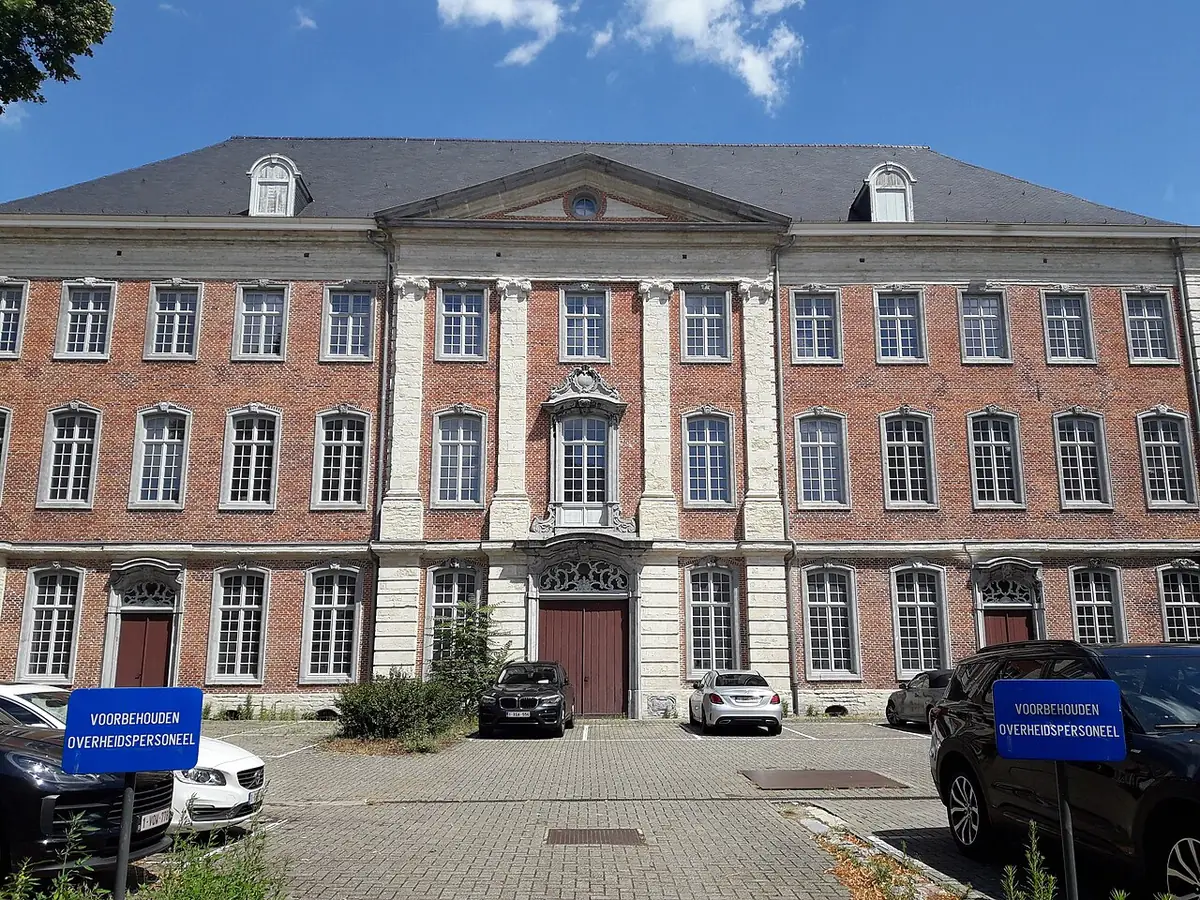 Le Provinciehuis du Brabant flamand, un édifice en briques rouges à Louvain