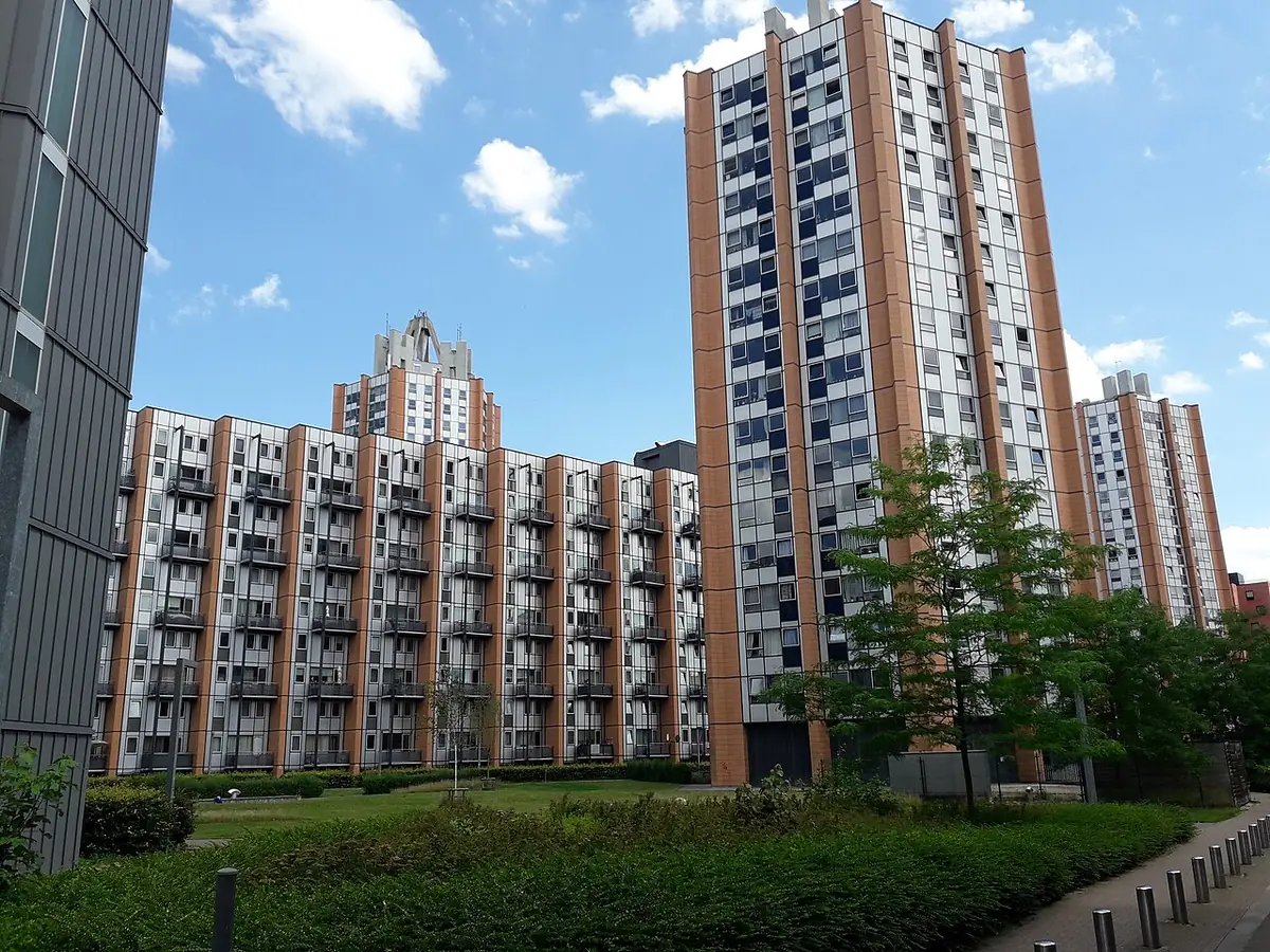 Un immeuble résidentiel moderne entouré de verdure à Louvain
