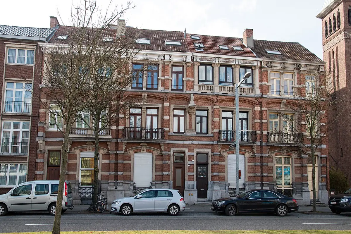 Une rue résidentielle bordée de maisons en briques à Louvain