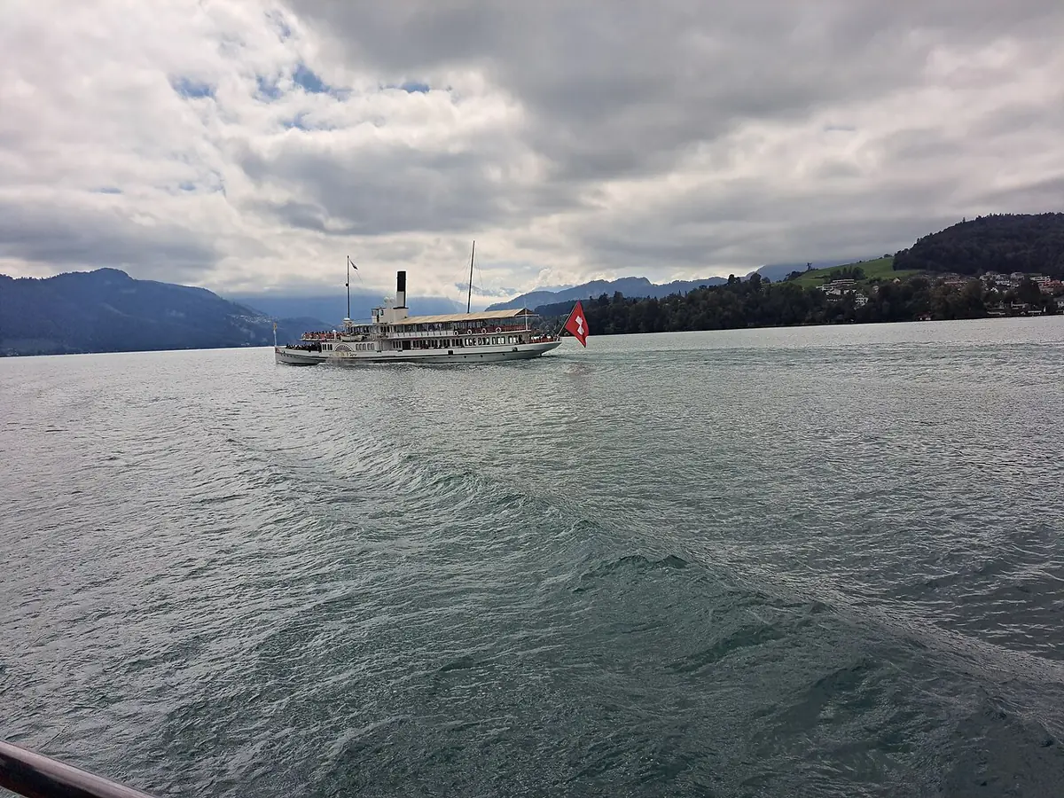 Un bateau à vapeur naviguant sur le lac de Lucerne, montagnes au fond
